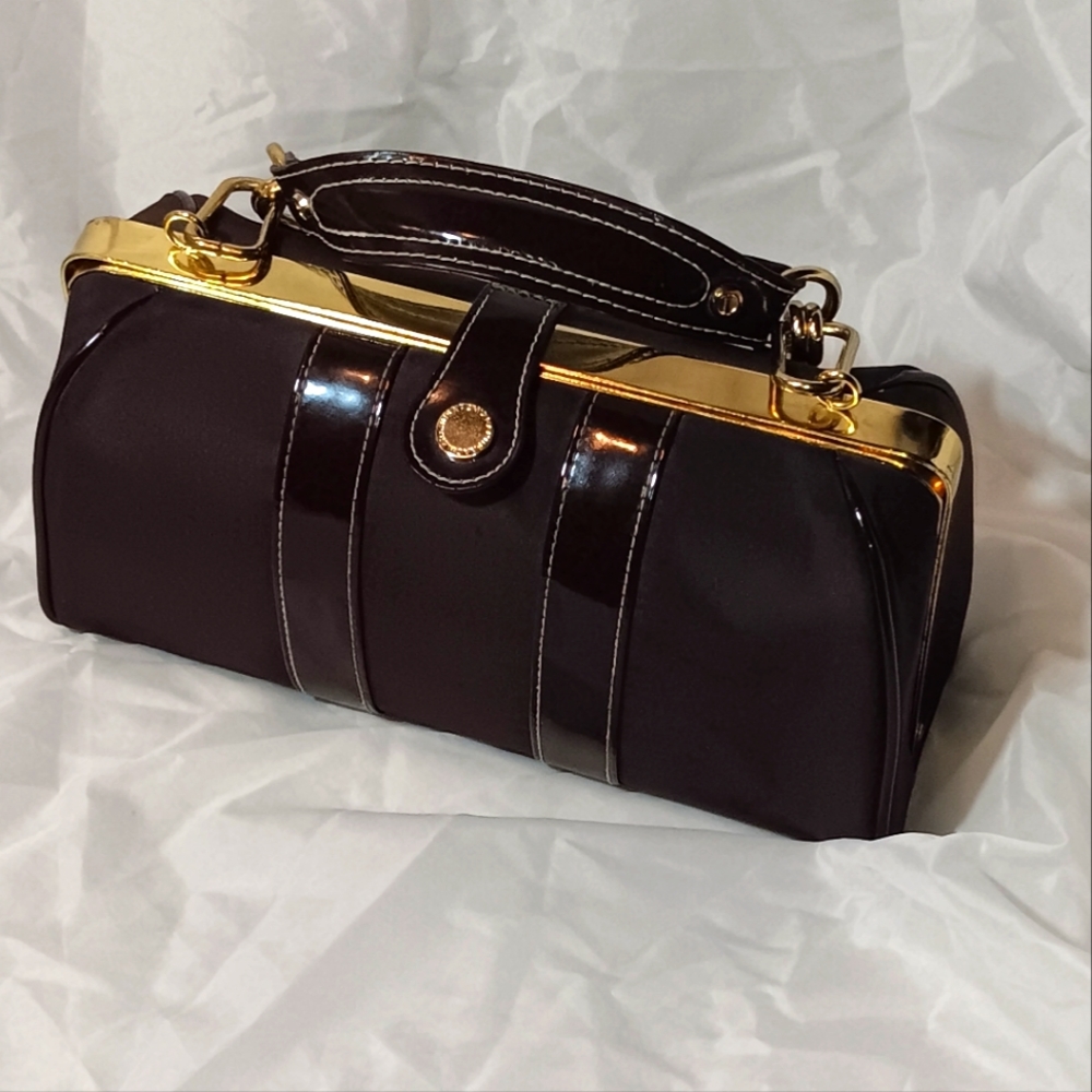 This is a elegant Isaac Mizrahi hand bag